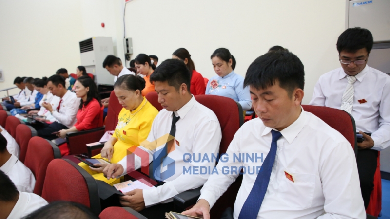 Các đại biểu nghiên cứu tài liệu Đại hội qua thiết bị di động thông minh có cài đặt ứng dụng chuyên dụng (8-2025). Ảnh: PV