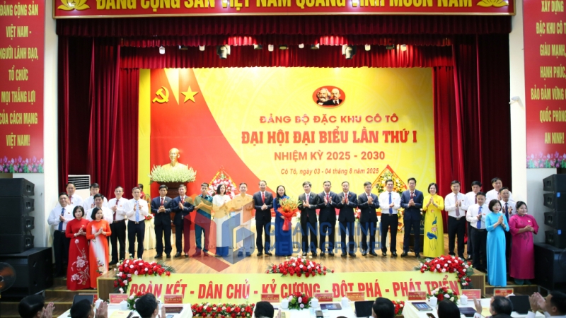 Đồng chí Vũ Quyết Tiến, Phó Bí thư Tỉnh ủy tặng hoa chúc mừng Ban Chấp hành Đảng bộ đặc khu Cô Tô nhiệm kỳ 2025-2030 (8-2025). Ảnh: PV
