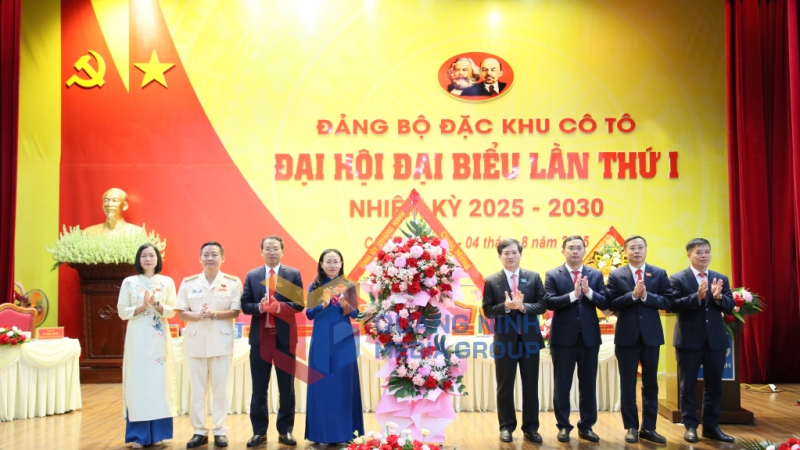 Thay mặt các đồng chí lãnh đạo tỉnh, đồng chí Vũ Quyết Tiến, Phó Bí thư Tỉnh ủy tặng hoa chúc mừng Đại hội Đảng bộ đặc khu Cô Tô (8-2025). Ảnh: PV