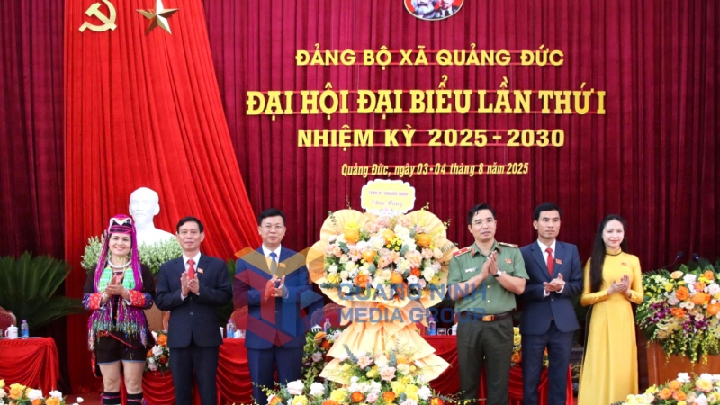 Thay mặt Ban Thường vụ Tỉnh ủy, Thiếu tướng Trần Văn Phúc, Giám đốc Công an tỉnh tặng hoa chúc mừng Đại hội (8-2025). Ảnh: Hồng Việt