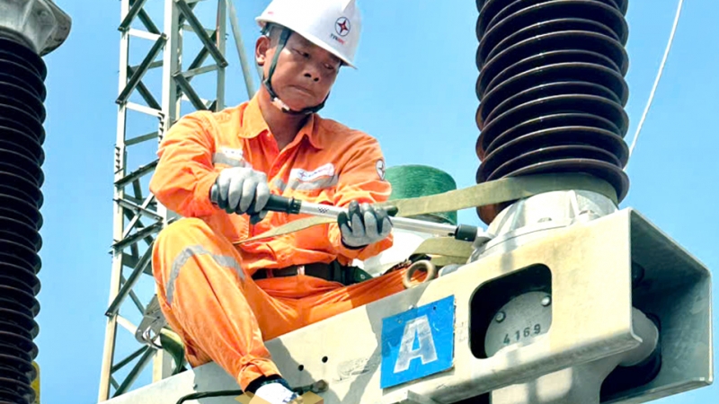 Thợ điện Xí nghiệp Dịch vụ Điện lực Quảng Ninh bảo trì Trạm biến áp (8-2025). Ảnh: Hoàng Nga