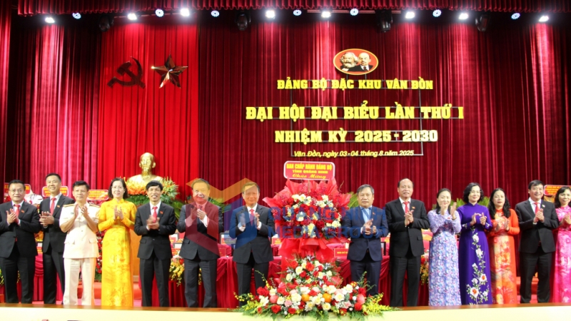 Đồng chí Vũ Đại Thắng, Ủy viên Trung ương Đảng, Bí thư Tỉnh ủy, Trưởng Đoàn ĐBQH tỉnh, tặng hoa chúc mừng Đại hội (8-2025). Ảnh; Mạnh Trường