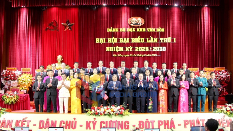 Các đồng chí lãnh đạo Quốc hội, tỉnh tặng hoa chúc mừng Ban Chấp hành Đảng bộ đặc khu Vân Đồn lần thứ I, nhiệm kỳ 2025-2030 (8-2025). Ảnh; Mạnh Trường