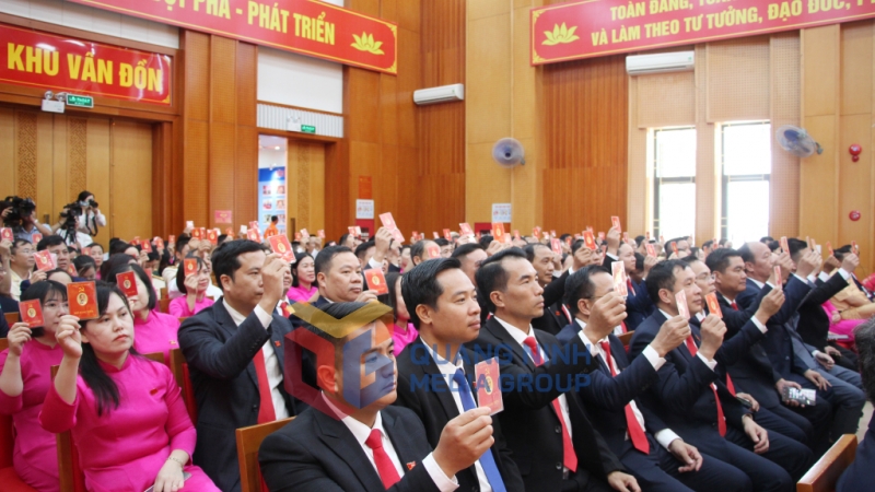 Đại hội biểu quyết thông qua Nghị quyết Đại hội (8-2025). Ảnh; Mạnh Trường