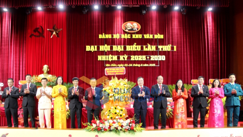Đồng chí Đặng Xuân Phương, Phó Bí thư chuyên trách Đảng ủy Quốc hội, ĐBQH tỉnh, tặng hoa chúc mừng Đại hội (8-2025). Ảnh; Mạnh Trường