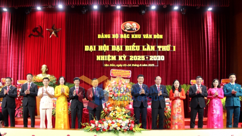 Đồng chí Vũ Hồng Thanh, Ủy viên Trung ương Đảng, Phó Chủ tịch Quốc hội, ĐBQH tỉnh, tặng hoa chúc mừng Đại hội (8-2025). Ảnh; Mạnh Trường