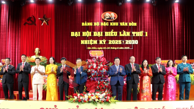 GS.TS Nguyễn Xuân Thắng, Ủy viên Bộ Chính trị, Giám đốc Học viện Chính trị quốc gia Hồ Chí Minh, Chủ tịch Hội đồng Lý luận Trung ương, ĐBQH tỉnh, tặng hoa chúc mừng Đại hội (8-2025). Ảnh; Mạnh Trường