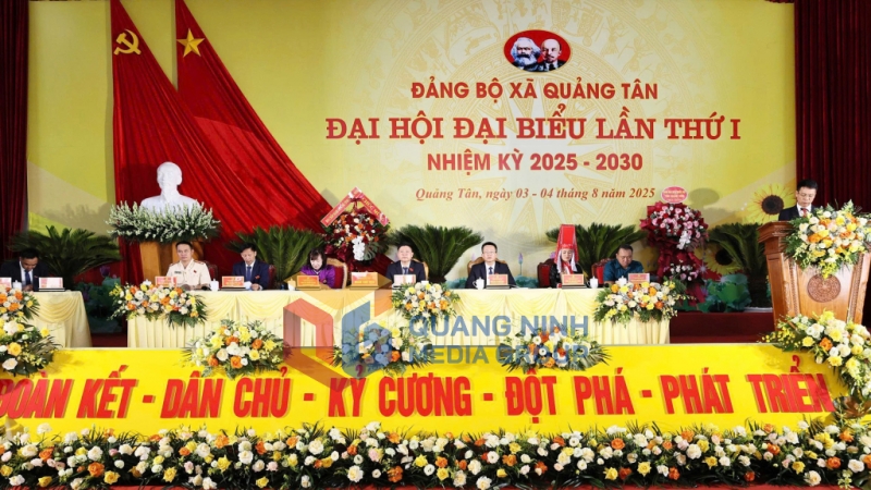 Đoàn Chủ tịch Đại hội Đại biểu Đảng bộ xã Quảng Tân lần thứ I (8-2025). Ảnh: Hằng Ngần