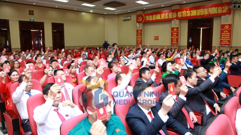 Các đại biểu biểu quyết thông qua nghị quyết Đại hội (8-2025). Ảnh: Đỗ Giang