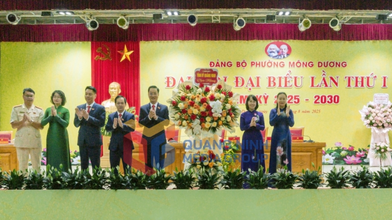 Các đồng chí: Trịnh Thị Minh Thanh, Phó Bí thư Thường trực Tỉnh ủy, Chủ tịch HĐND tỉnh; Vi Ngọc Bích, Ủy viên Ban Thường vụ Tỉnh ủy, Phó Chủ tịch Thường trực HĐND tỉnh tặng hoa chúc mừng đại hội (8-2025). Ảnh: Đỗ Giang