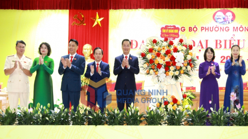 Các đồng chí: Trịnh Thị Minh Thanh, Phó Bí thư Thường trực Tỉnh ủy, Chủ tịch HĐND tỉnh; Vi Ngọc Bích, Ủy viên Ban Thường vụ Tỉnh ủy, Phó Chủ tịch Thường trực HĐND tỉnh tặng hoa chúc mừng đại hội (8-2025). Ảnh: Đỗ Giang