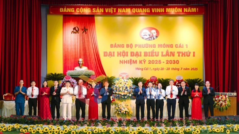 Đồng chí Phạm Đức Ấn, Phó Bí thư Tỉnh ủy, Chủ tịch UBND tỉnh, tặng hoa chúc mừng Đại hội đại biểu Đảng bộ phường Móng Cái 1 lần thứ I, nhiệm kỳ 2025 - 2030 (7-2025). Ảnh: Mạnh Trường