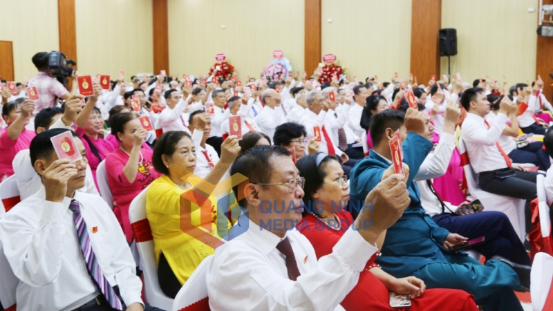 Các đại biểu biểu quyết thông qua Nghị quyết Đại hội Đảng bộ phường Cao Xanh, nhiệm kỳ 2025-2030 (8-2025), Ảnh: Nguyễn Thanh