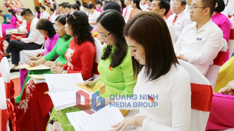 Đại biểu nghiên cứu tài liệu tại Đại hội (8-2025), Ảnh: Nguyễn Thanh