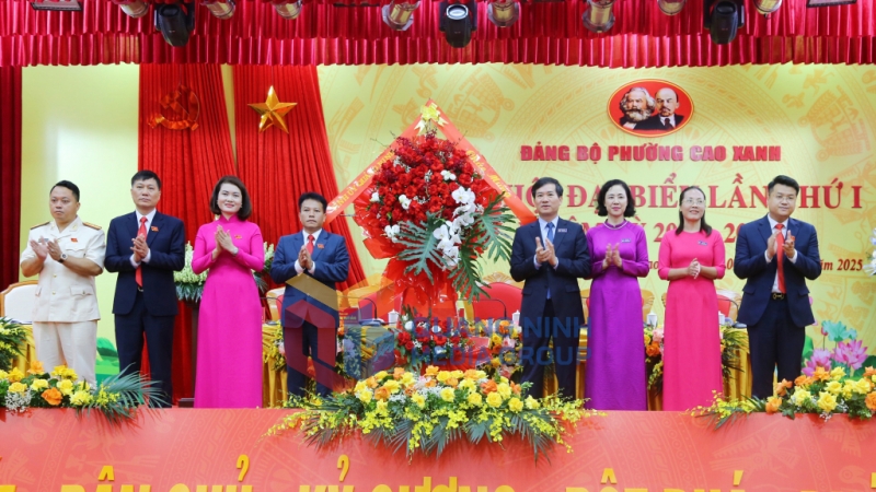 Đồng chí Vũ Quyết Tiến, Phó Bí thư Tỉnh ủy, tặng hoa chúc mừng Đại hội (8-2025), Ảnh: Nguyễn Thanh