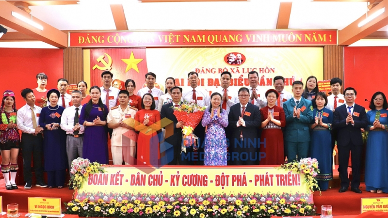 Đồng chí Vi Ngọc Bích, Ủy viên Ban Thường vụ Tỉnh ủy, Phó Chủ tịch Thường trực HĐND tỉnh tặng hoa chúc mừng Ban Chấp hành Đảng bộ xã Lục Hồn, nhiệm kỳ 2025-2030 (8-2025). Ảnh: Hoàng Quỳnh