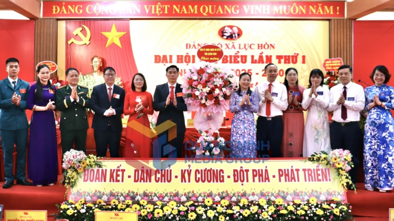 Đồng chí Vi Ngọc Bích, Ủy viên Ban Thường vụ Tỉnh uỷ, Phó Chủ tịch Thường trực HĐND tỉnh, tặng hoa chúc mừng đại hội (8-2025). Ảnh: Hoàng Quỳnh