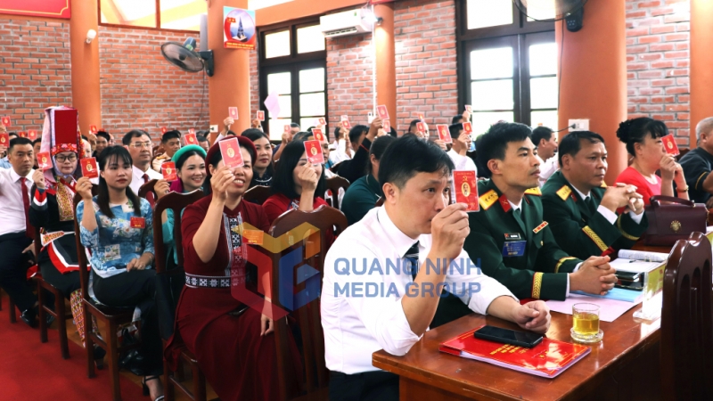 2025-08_Đại hội đại biểu Đảng bộ xã Lục Hồn lần thứ I, nhiệm kỳ 2025-2030 - Các đại biểu biểu quyết thông qua Nghị quyết đại hội. Ảnh: Hoàng Quỳnh