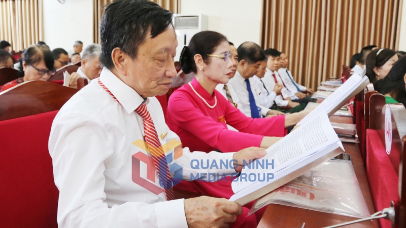 Các đại biểu nghiên cứu tài liệu tại Đại hội (8-2025). Ảnh: Nguyễn Thanh