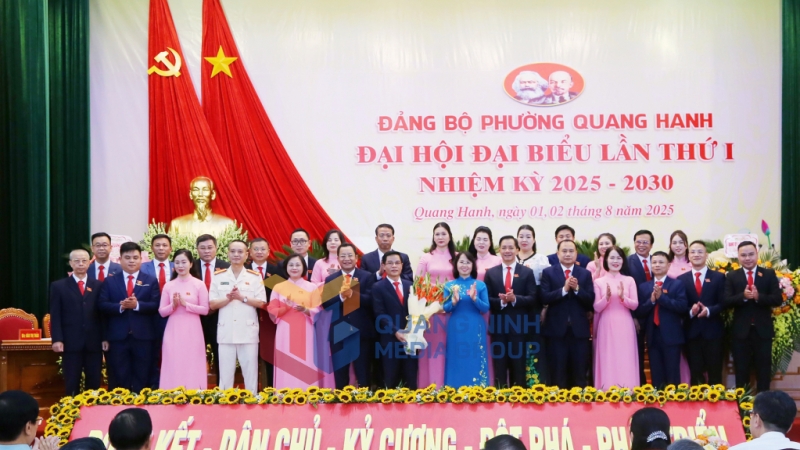 Đồng chí Trịnh Thị Minh Thanh, Phó Bí thư Thường trực Tỉnh ủy, Chủ tịch HĐND tỉnh tặng hoa chúc mừng Ban chấp hành Đảng bộ phường Quang Hanh, nhiệm kỳ 2025-2030 (8-2025). Ảnh: Nguyễn Thanh