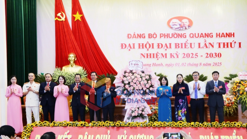 Đồng chí Trịnh Thị Minh Thanh, Phó Bí thư Thường trực Tỉnh ủy, Chủ tịch HĐND tỉnh, tặng hoa chúc mừng Đại hội (8-2025). Ảnh: Nguyễn Thanh