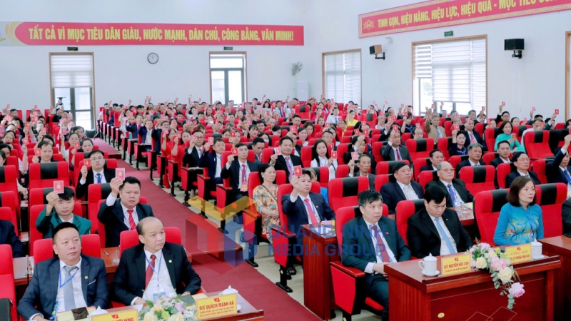 Các đại biểu biểu quyết thông qua Nghị quyết đại hội (8-2025). Ảnh: Trúc Linh