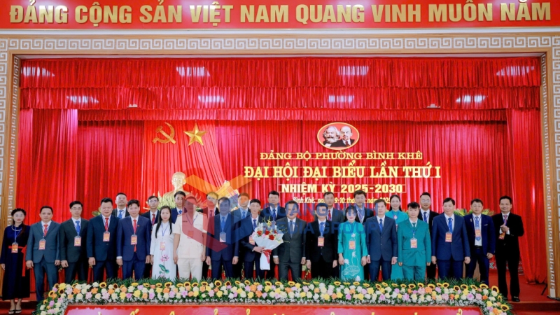 Đồng chí Nguyễn Đức Thành, Ủy viên Ban Thường vụ Tỉnh ủy, Chủ nhiệm Ủy ban Kiểm tra Tỉnh ủy tặng hoa chúc mừng Ban Chấp hành Đảng bộ phường Bình Khê nhiệm kỳ 2025-2030 (8-2025). Ảnh: Trúc Linh
