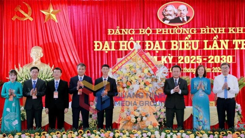 Đồng chí Nguyễn Đức Thành, Ủy viên Ban Thường vụ Tỉnh ủy, Chủ nhiệm Ủy ban Kiểm tra Tỉnh ủy tặng hoa chúc mừng đại hội (8-2025). Ảnh: Trúc Linh