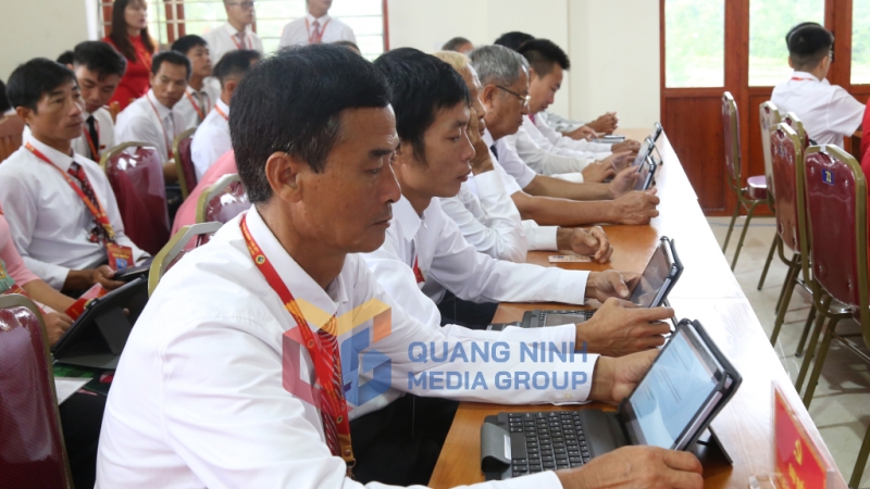Các đại biểu nghiên cứu tài liệu Đại hội (5-2025). Ảnh: Hữu Việt