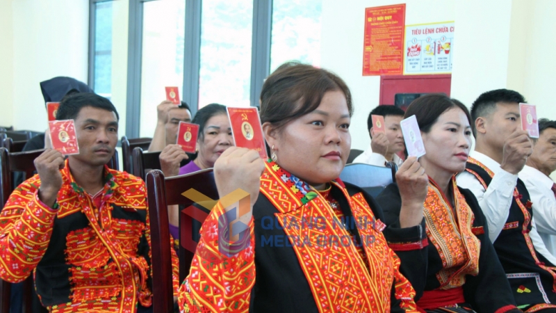 Các đại biểu biểu quyết thông qua nghị quyết đại hội (8-2025). Ảnh: Mạnh Trường