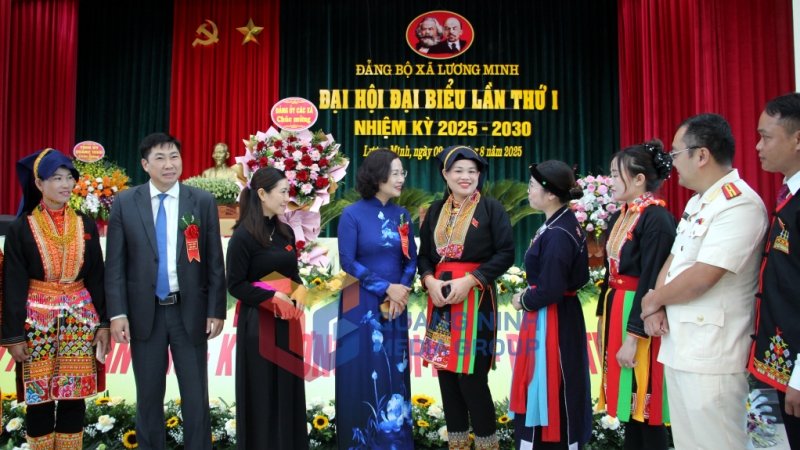 Các đại biểu tham dự trao đổi bên lề đại hội (8-2025). Ảnh: Mạnh Trường