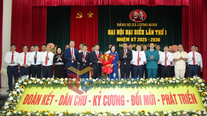 Đồng chí Bùi Thúy Phượng, Ủy viên Ban Thường vụ Tỉnh ủy, Trưởng Ban Tổ chức Tỉnh ủy, tặng hoa chúc mừng Ban Chấp hành Đảng bộ xã Lương Minh, nhiệm kỳ 2025-2030 (8-2025). Ảnh: Mạnh Trường