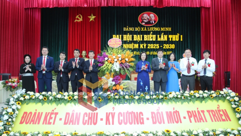 Đồng chí Bùi Thúy Phượng, Ủy viên Ban Thường vụ Tỉnh ủy, Trưởng Ban Tổ chức Tỉnh ủy cùng lãnh đạo một số Ban Xây dựng Đảng của Tỉnh ủy, tặng hoa chúc mừng đại hội (8-2025). Ảnh: Mạnh Trường