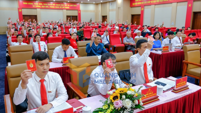 Các đại biểu biểu quyết thông qua Nghị quyết Đại hội (8-2025). Ảnh: PV