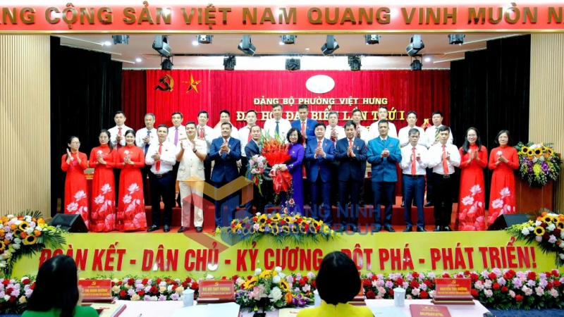 Đồng chí Bùi Thúy Phượng, Ủy viên BTV, Trưởng Ban Tổ chức Tỉnh ủy tặng hoa Ban Chấp hành Đảng bộ phường Việt Hưng nhiệm kỳ 2025 - 2030 (8-2025). Ảnh: PV