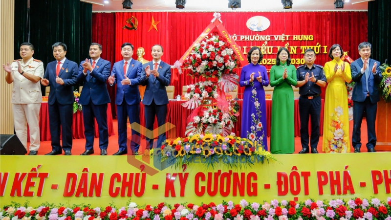 Đồng chí Bùi Thúy Phượng, Ủy viên BTV, Trưởng Ban Tổ chức Tỉnh ủy tặng hoa chúc mừng Đại hội (8-2025). Ảnh: PV