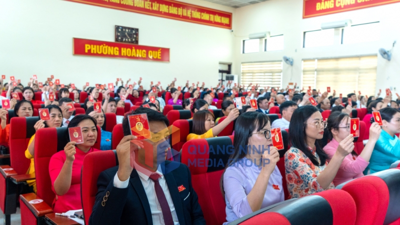 100% đại biểu biểu quyết thông qua Nghị quyết Đại hội đại biểu phường lần thứ I, nhiệm kỳ 2025-2030 (8-2025). Ảnh: Nguyễn Hoa