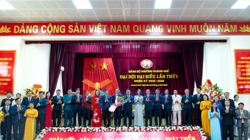 Các đồng chí lãnh đạo tỉnh tặng hoa chúc mừng Ban Chấp hành Đảng bộ phường Hoàng Quế, nhiệm kỳ 2025-2030 (8-2025). Ảnh: Nguyễn Hoa