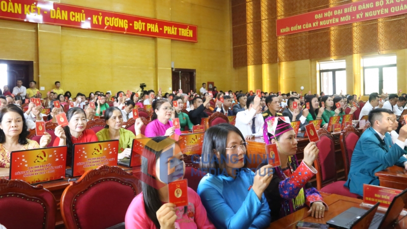 Các đại biểu biểu quyết thông qua Nghị quyết BCH Đảng bộ xã Quảng Hà lần thứ I, nhiệm kỳ 2025-2030 (8-2025). Ảnh: Hữu Việt