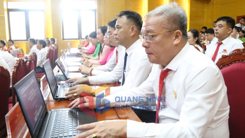 Các đại biểu nghiên cứu tài liệu Đại hội (8-2025). Ảnh: Hữu Việt