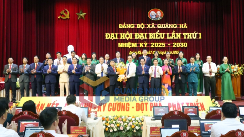 Các đồng chí lãnh đạo tỉnh tặng hoa, chúc mừng BCH Đảng bộ xã Quảng Hà lần thứ I, nhiệm kỳ 2025-2030 gồm 27 đồng chí  (8-2025). Ảnh: Hữu Việt