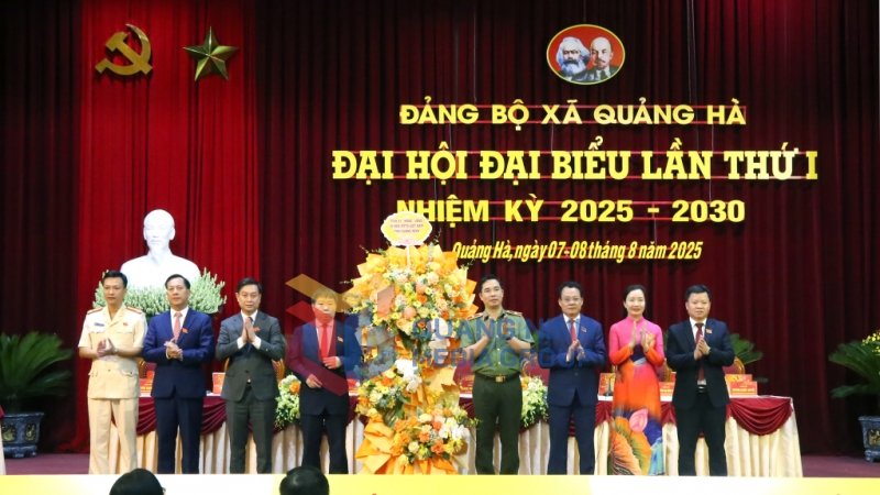 Thiếu tướng Trần Văn Phúc, Uỷ viên BTV Tỉnh uỷ, Giám đốc Công an tỉnh tặng hoa chúc mừng Đại hội (8-2025). Ảnh: Hữu Việt
