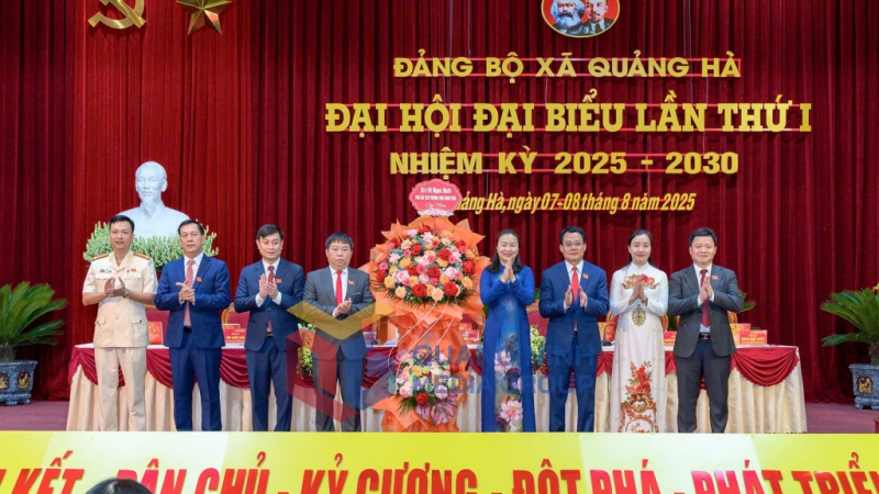 Đồng chí Vi Ngọc Bích, Uỷ viên BTV Tỉnh uỷ, Phó Chủ tịch Thường trực HĐND tỉnh tặng hoa chúc mừng Đại hội (8-2025). Ảnh: Hữu Việt
