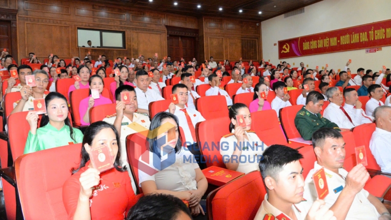 Các đại biểu biểu quyết thông qua Nghị quyết BCH Đảng bộ phường Móng Cái 2 lần thứ I, nhiệm kỳ 2025-2030 (8-2025). Ảnh: Hữu Việt