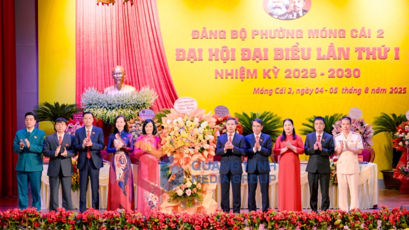 Đồng chí Phạm Đức Ấn, Phó Bí thư Tỉnh uỷ, Chủ tịch UBND tỉnh tặng hoa chúc mừng Đại hội  (8-2025). Ảnh: Hữu Việt