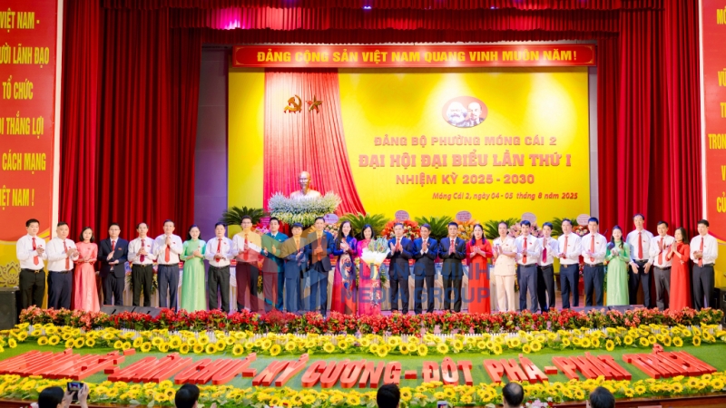 Đồng chí Phạm Đức Ấn, Phó Bí thư Tỉnh uỷ, Chủ tịch UBND tỉnh tặng hoa, chúc mừng BCH Đảng bộ phường Móng Cái 2, nhiệm kỳ 2025-2030 gồm 27 đồng chí. Đồng chí Vũ Thị Thanh Thảo được chỉ định làm Bí thư Đảng uỷ phường  (8-2025). Ảnh: Hữu Việt