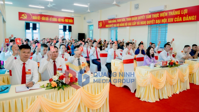 Các đại biểu biểu quyết thông qua Nghị quyết Đại hội (8-2025). Ảnh: Hữu Việt