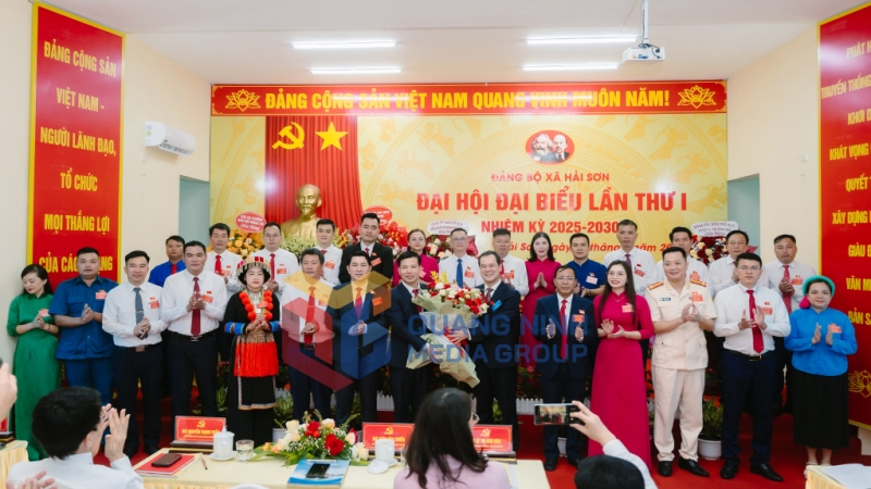Đồng chí Điệp Văn Chiến, Uỷ viên BTV, Trưởng Ban Nội chính Tỉnh uỷ tặng hoa chúc mừng BCH Đảng bộ xã Hải Sơn lần thứ I, nhiệm kỳ 2025-2030 gồm 27 đồng chí. Đồng chí Đỗ Viết Mạnh được chỉ định làm Bí thư Đảng uỷ (8-2025). Ảnh: Hữu Việt