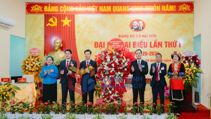Đồng chí Điệp Văn Chiến, Uỷ viên BTV, Trưởng Ban Nội chính Tỉnh uỷ tặng hoa chúc mừng Đại hội (8-2025). Ảnh: Hữu Việt