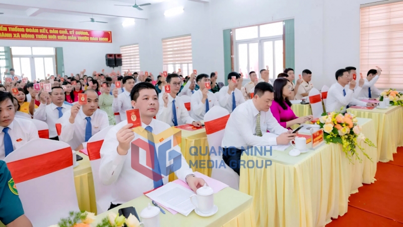 Với phương châm “Đoàn kết - Dân chủ - Kỷ cương - Đột phá - Phát triển”, các đại biểu biểu quyết thông qua các nội dung tại Đại hội (8-2025). Ảnh: Hữu Việt